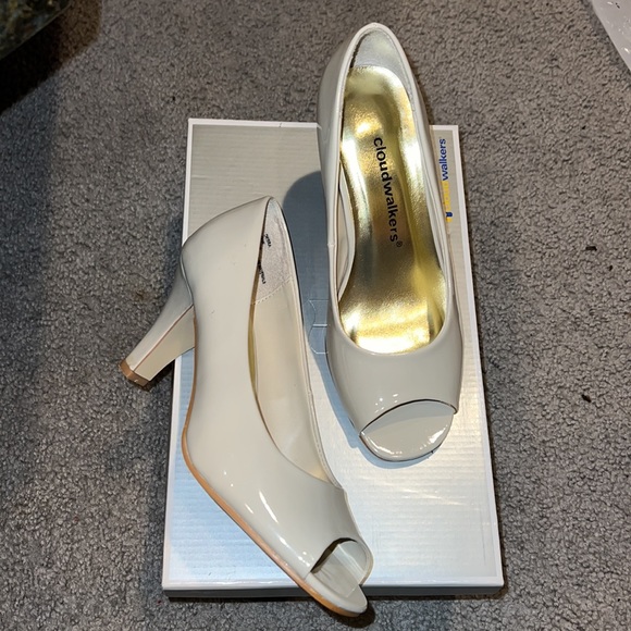 NWOT Avenue Debra Beige Open Toe Pump Heels 9W - Picture 2 of 7